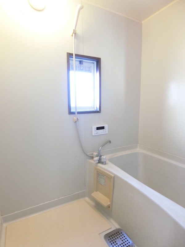 グリーンターフ三山 バスルームの窓は換気が楽です