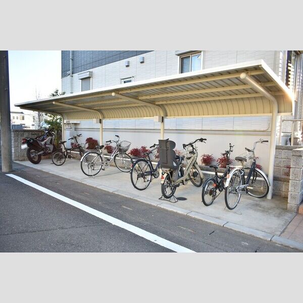 ルミナステラス201号室 駐輪場