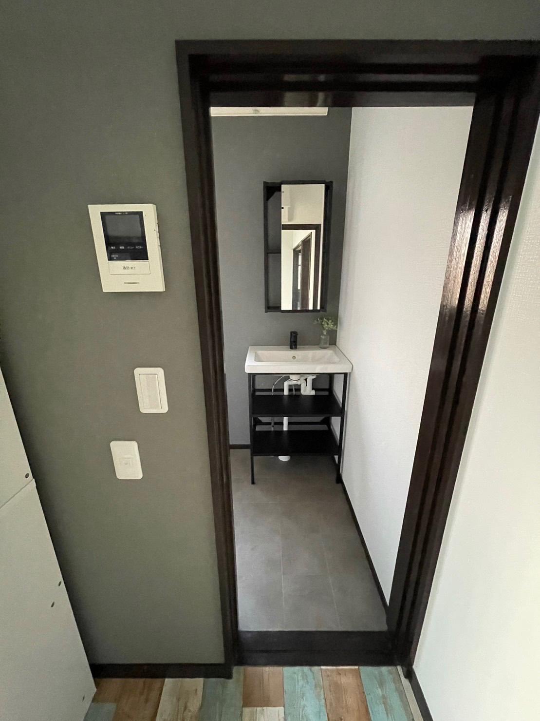 ODA-HOUSE 01 1階／洗面所。左側が洗濯置き場スペース&風呂。