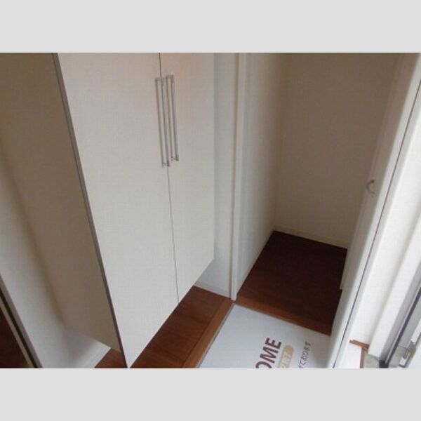 メゾン ド コンフォール203号室 ■玄関と下駄箱です■