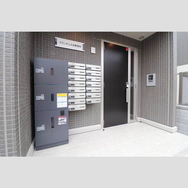 グランチェスタ南浦和303号室 エントランス・宅配ボックス