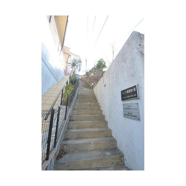 ジョリエ新百合ヶ丘105号室 エントランス