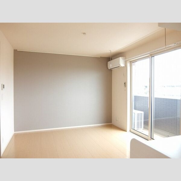 フローラル 南向き窓のリビング