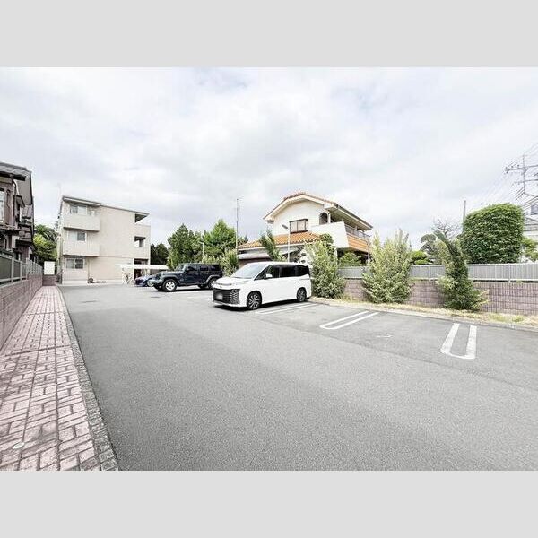 クレシア 駐車場