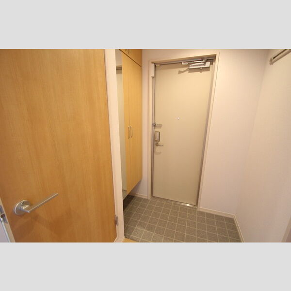 プランドールB 玄関にはミラー付シューズボックス!