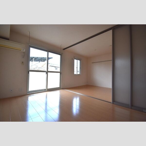 アーク・ド・ルミエール106号室 LDK+洋室(仕切りのスライド扉を開けた状態です)