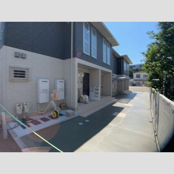 ソレイユ梶山101号室 玄関前通路