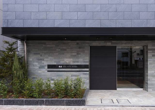 ガーラ・ヴィスタ練馬2階 グレータイルをランダムにあしらった壁面