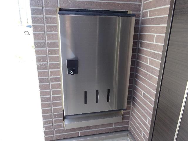 エル・クーレ103号室 宅配ボックス