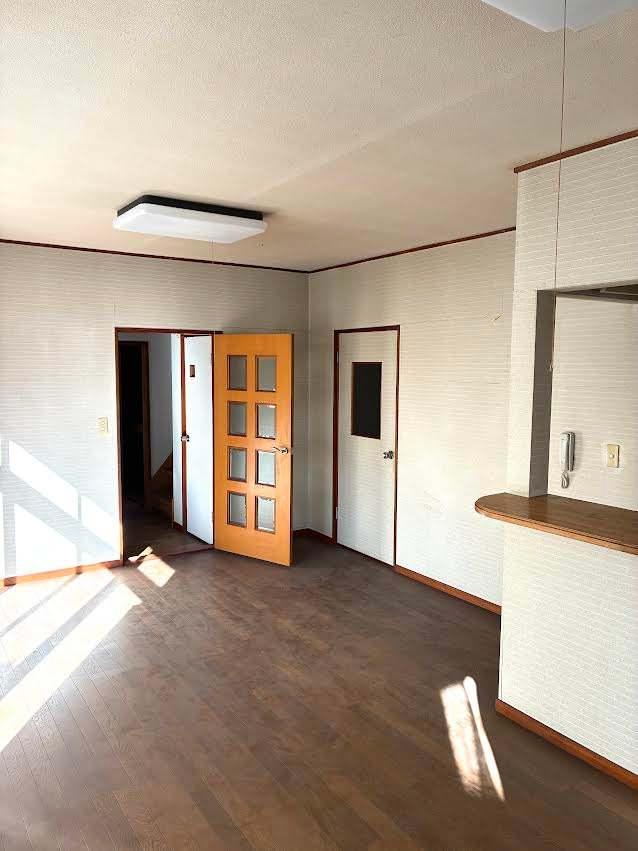 柏市東中新宿3丁目戸建 LDは全面クロス交換照明新設予定。Kとカウンターで繋がります