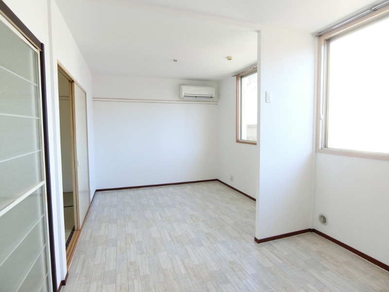 グリーンターフ三山 窓があり明るいダイニング