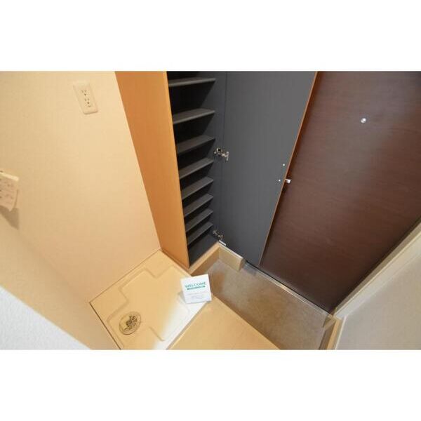 フラットエイトB101号室 玄関