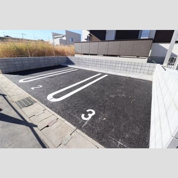 Noble Ferro　B棟 駐車場