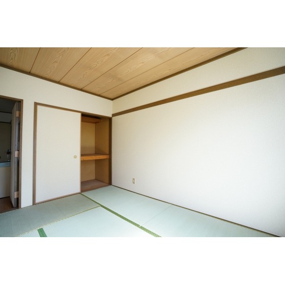 ベルゾーネ小林 押入れ