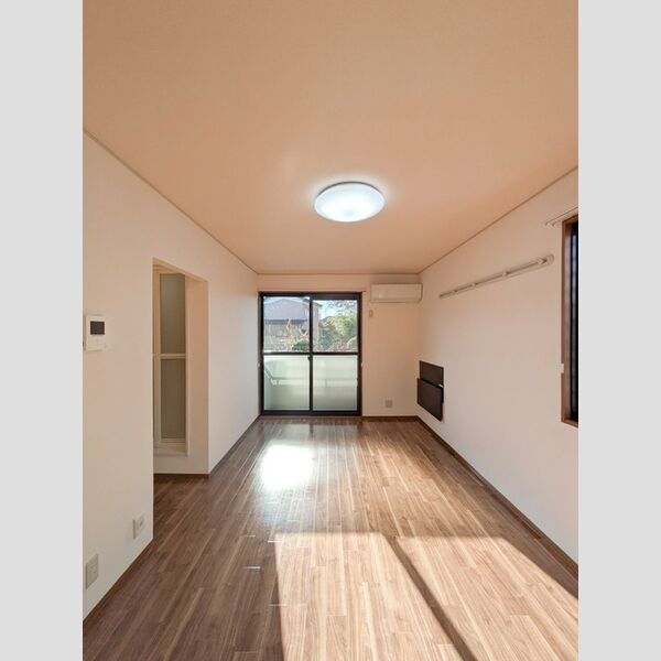 イワーナ101号室 洋室