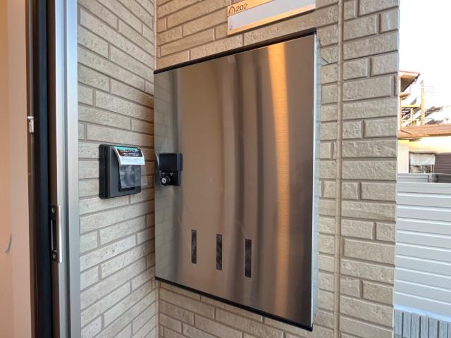 川口市大字道合字久保前　アパート新築工事202号室 宅配ボックス（イメージ）