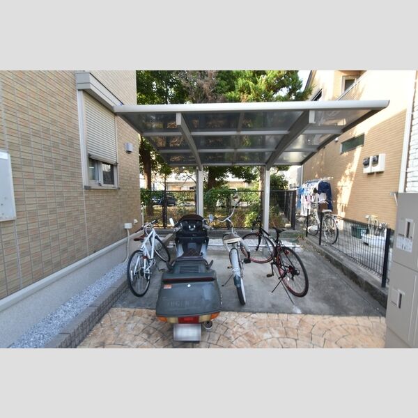 サニーコート小川 屋根付き駐輪場