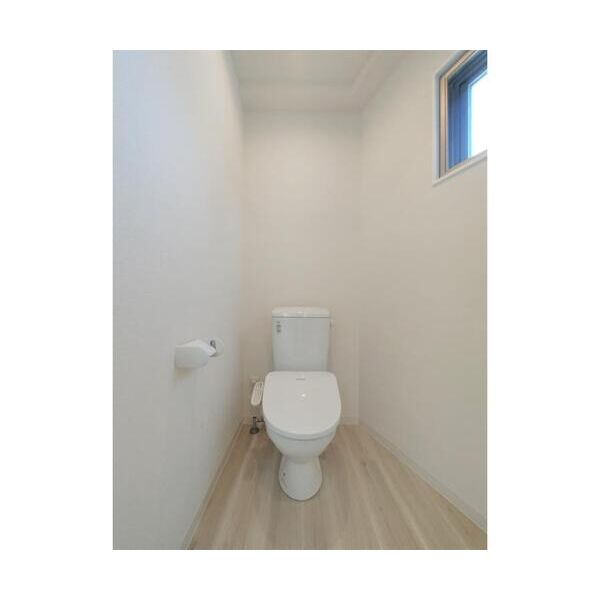 ブルーライトヨコハマ602号室 トイレ