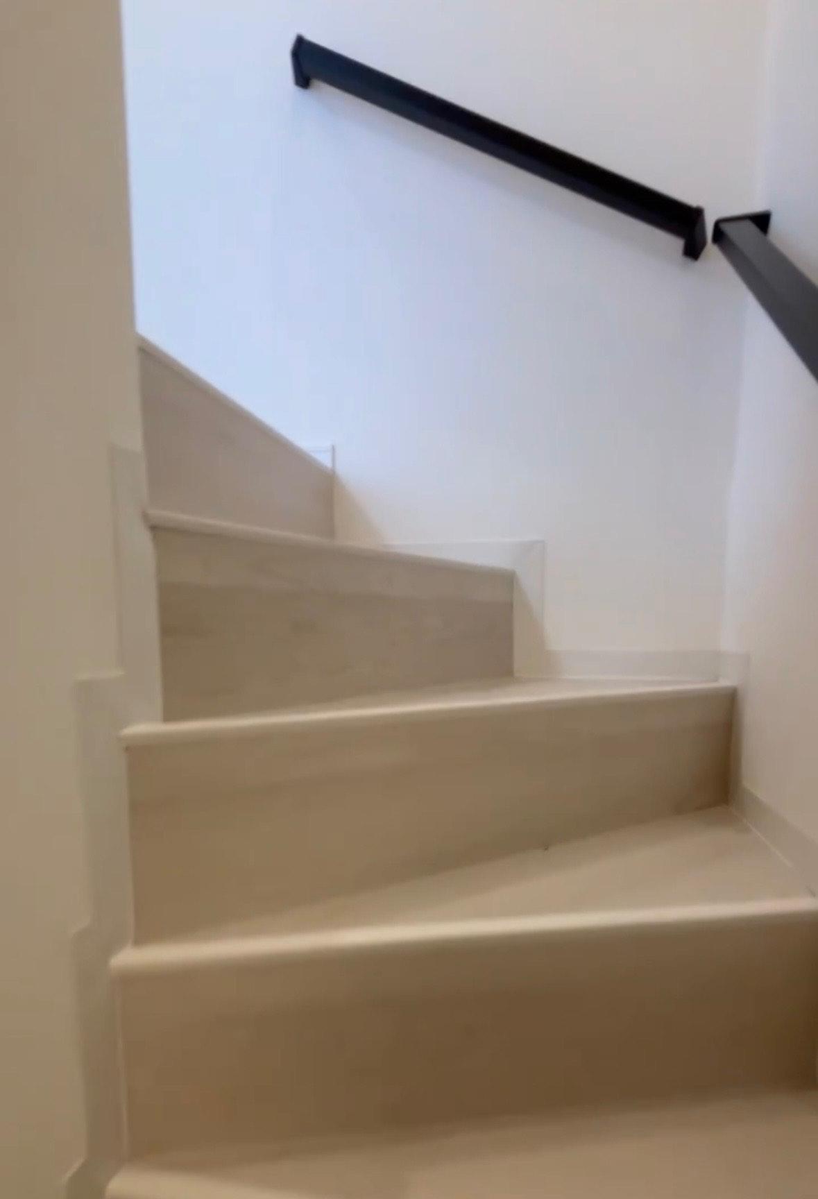 ルヴアン梅田戸建て 階段手すりあり