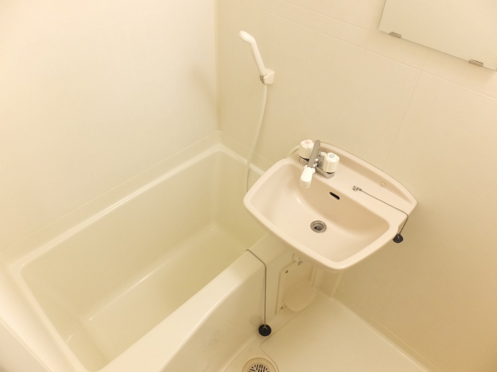 レオパレスエクレール202号室 清潔感のある白を基調とした浴室です。