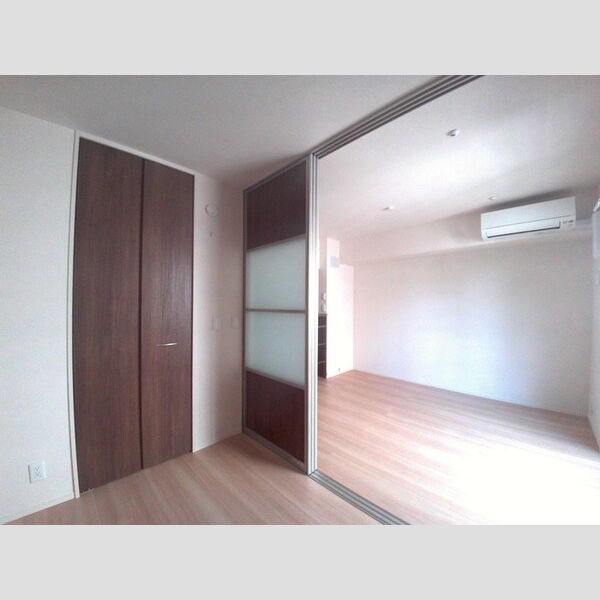 Dreamer House(ドリーマーハウス)206号室 3帖のベッドコーナーからの眺め