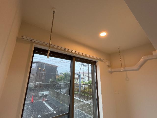 アルビコッカ101号室 室内物干し金具