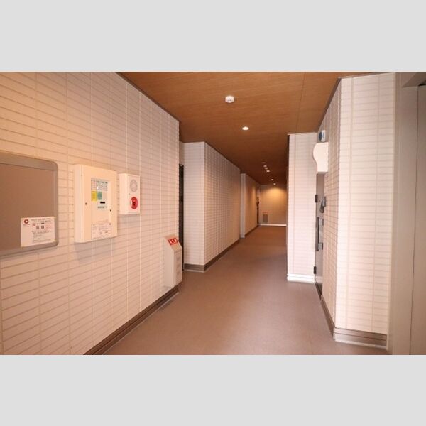 カーサリオ204号室 1F共用廊下