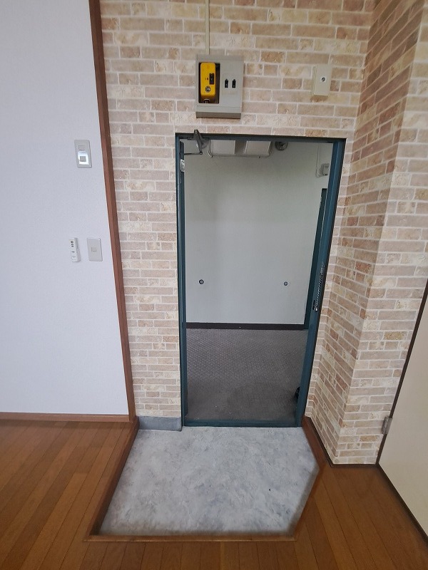 泉屋ビル3階 玄関