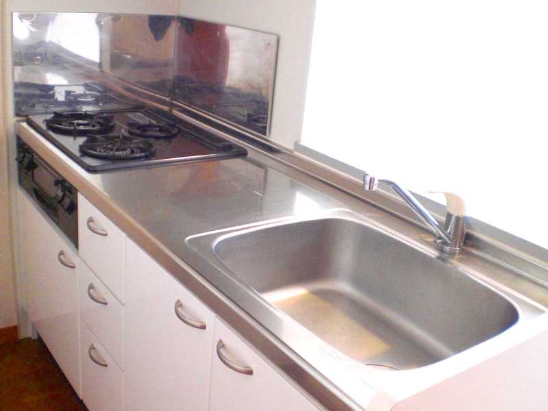 レオパレスマンダリーヌ107号室 ３口コンロ付の広々としたカウンターキッチンです。