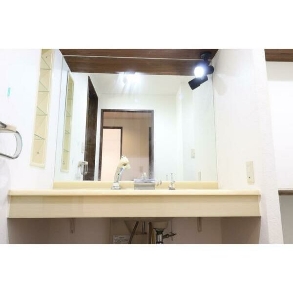 綾東ヴィレッジ弐番館202号室 洗面