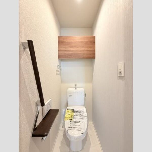 フレジア301号室 トイレ(温水洗浄便座)上部には棚あり♪