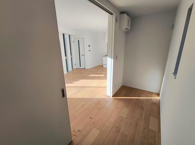 テラス新江古田1B号室 リビングと一体的に使える洋室3.3畳