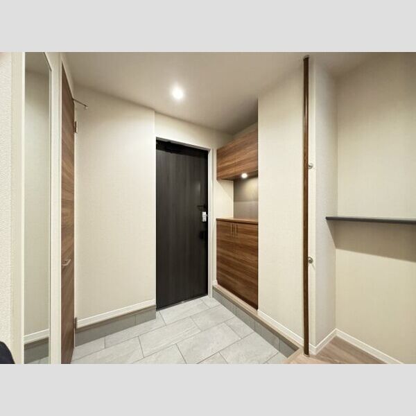 リラフォート　アイナ ゆったり玄関には大型シューズBOXと姿見♪