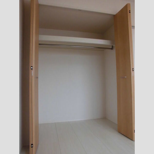 ロイヤルガーデン　クワトロ　Ⅰ棟202号室 クローゼット