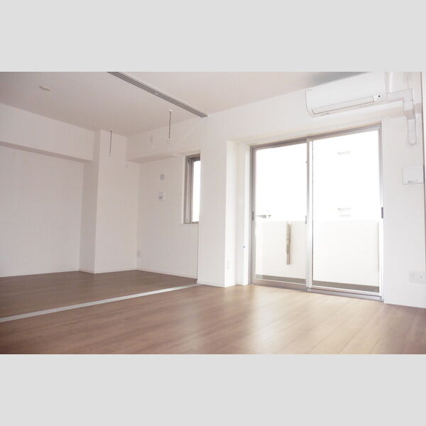 シェルト新都心 バルコニーに面した明るい洋室