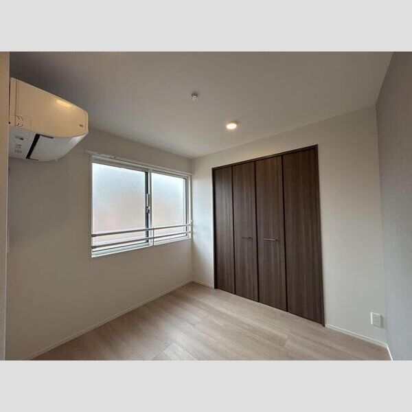 セレスティア西綾瀬303号室 洋室