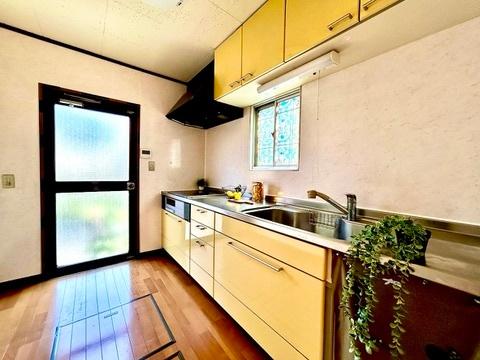 我孫子市新木戸建 明るく広々としたキッチン！たっぷりの収納
