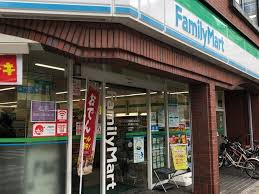 ＲＯＸＩＳ日暮里 【コンビニエンスストア】ファミリーマート 東日暮里六丁目店まで111ｍ