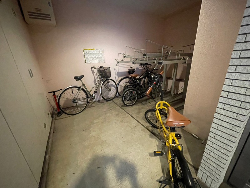 レグラス横浜吉野町サウス2階 駐輪場