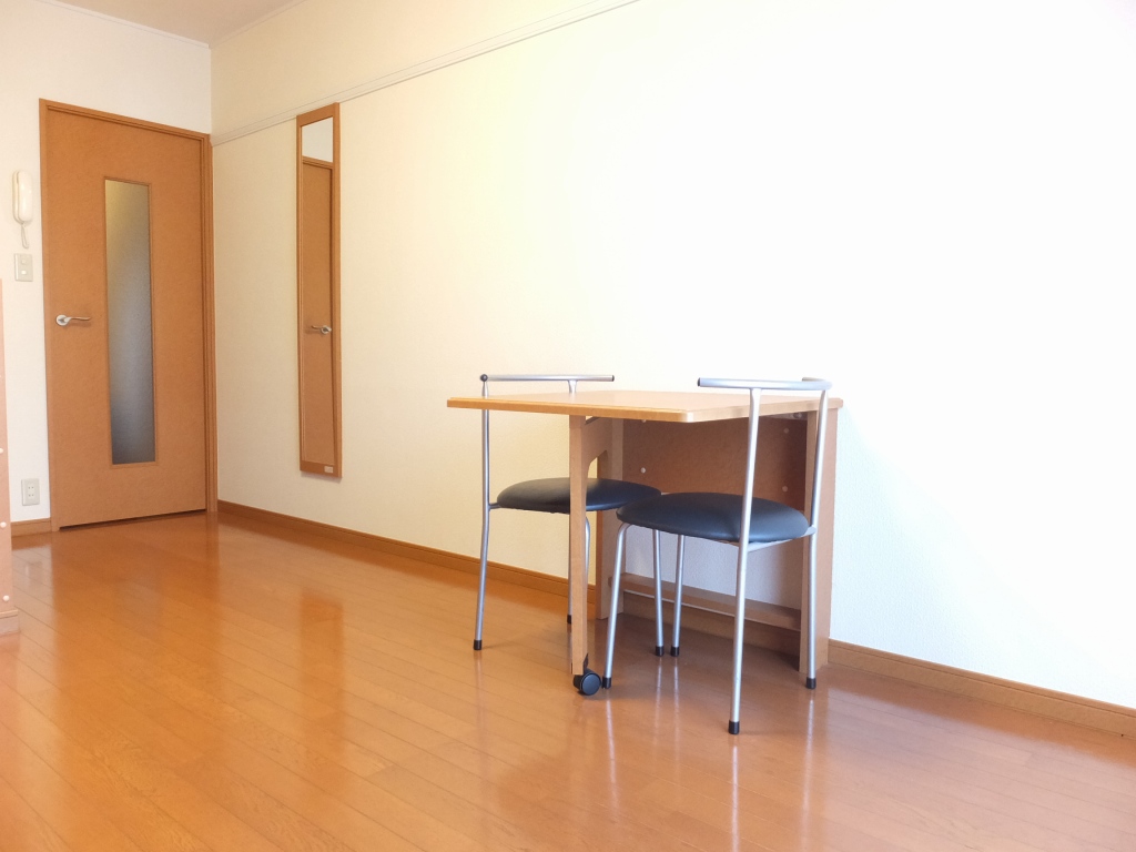 レオパレスマシューⅠ 備え付きのテーブルは折りたたむことが出来ます。