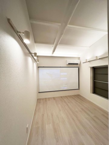ペット健康館 志木　デザイナーズリノベ戸建 2階 シアタールーム。110インチのスクリーン完備。