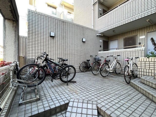 大成ルームズ3階 駐輪場