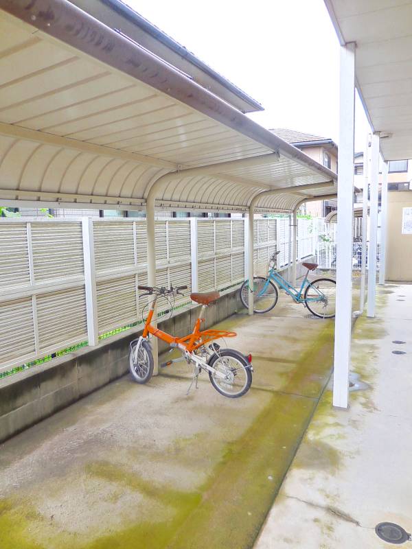 レオパレスＫＯＴＯＢＵＫＩ105号室 屋根付き駐輪場は無料でご利用頂けます。
