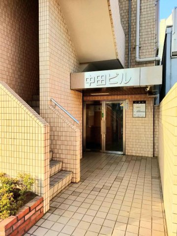 中田ビル 駅から徒歩約２分。エントランスはスッキリ。