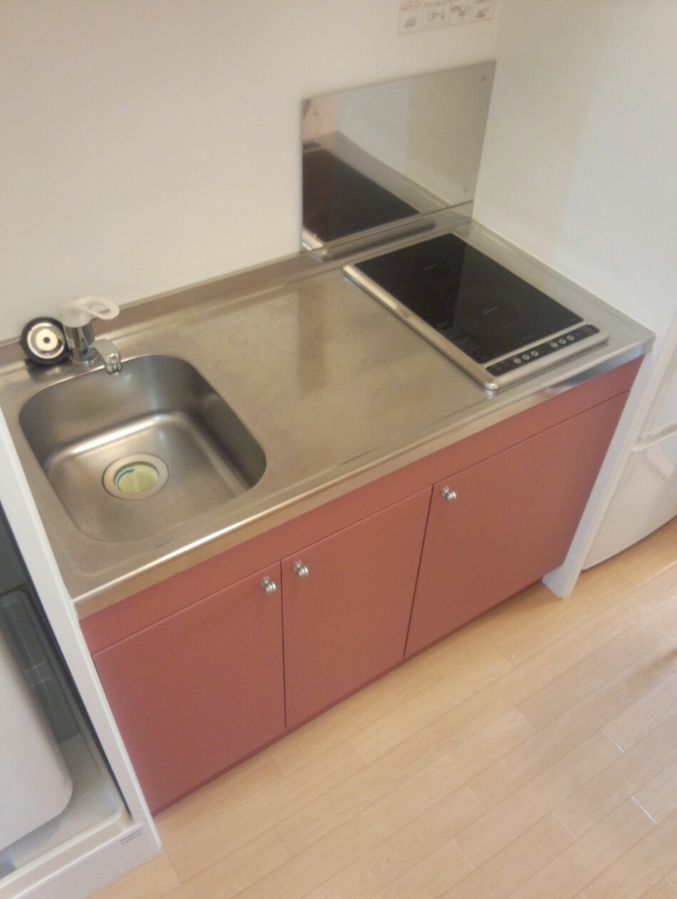 レオパレストラストワーズィ 広めのワイドキッチン。まな板も楽々使えます。