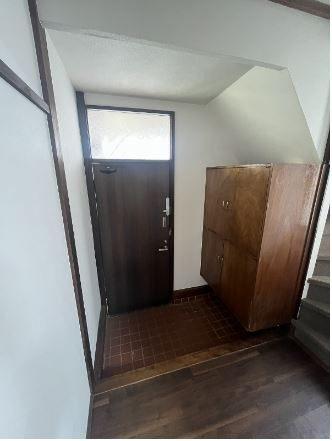 所沢市牛沼F戸建 玄関先に間仕切りドアあり