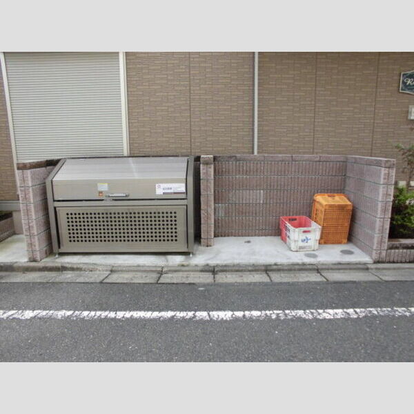 ラフィネ103号室 共用ゴミ置き場(専用ボックスが設置されています)