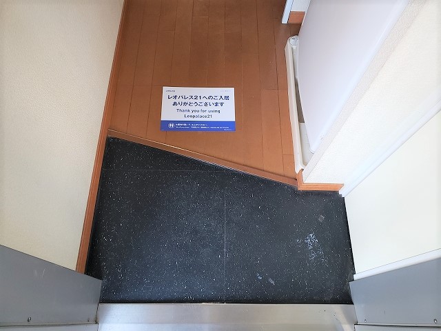 レオパレスセジュール 玄関
