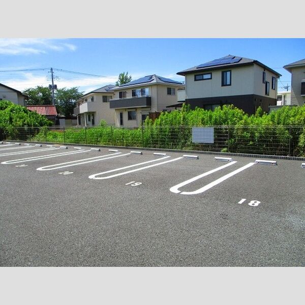 ビッグベン・ラピス 駐車場