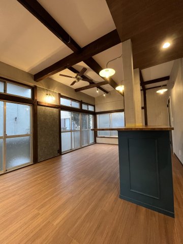 ヴィンテージBAR武蔵野川越　デザイナーズリノベ戸建 シックな内装に照明が映えます